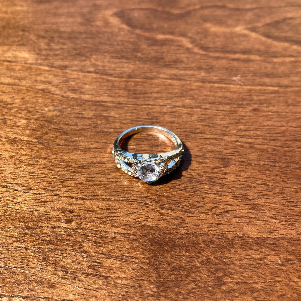 Cubic Zerconia/Rindstone Ring - Picture 2 of 4